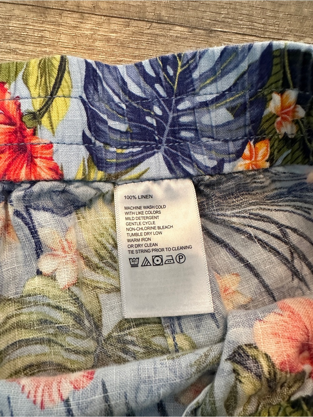 Disney & Tommy Bahama Women’s Tropical Floral Pull-On Shorts - Picture 3 of 5